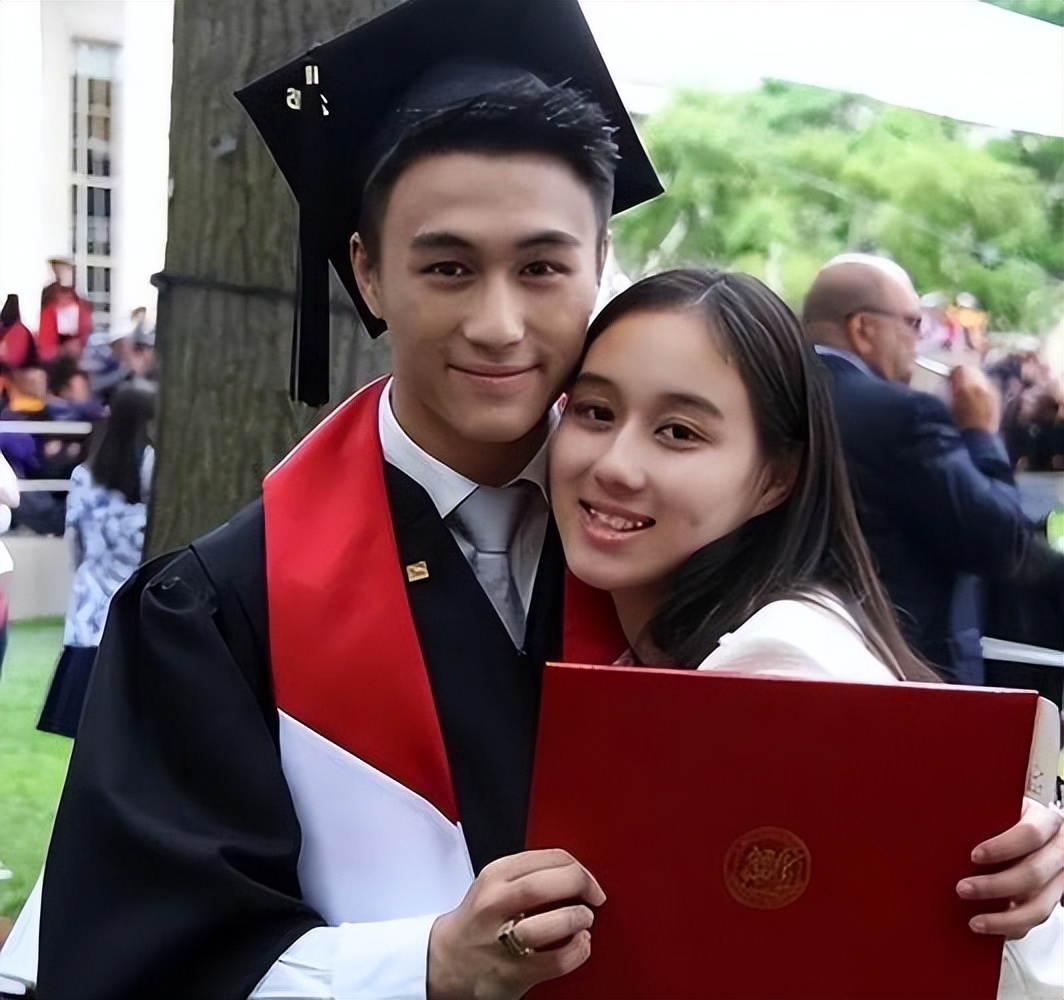 出轨风波持续发酵，“一言不发”的何猷君，终不再顾及所谓的体面