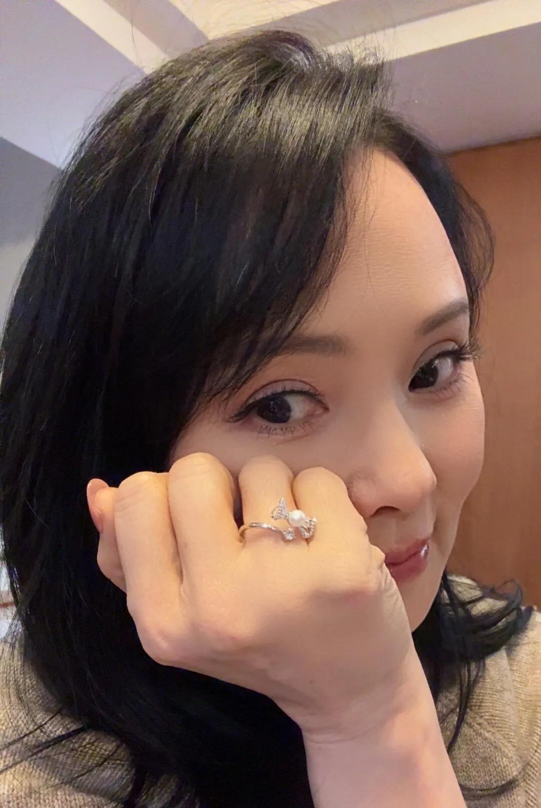 伊能静在上海庆祝58岁生日，小米粒送她金元宝，恩利和秦昊陪着她