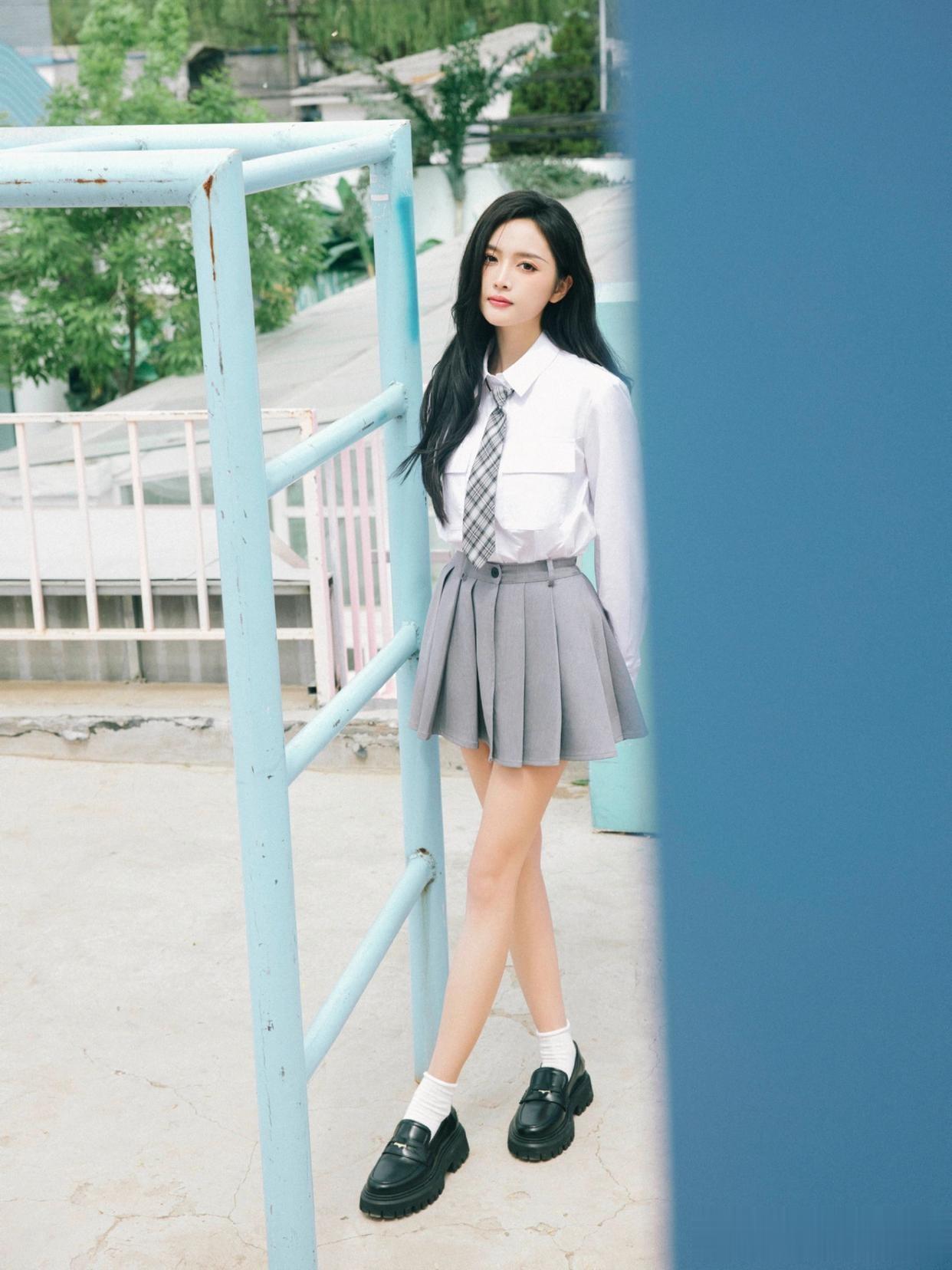 吴宣仪，校园学姐穿，白衬衣小灰裙，美腿白袜子，纯美可人。