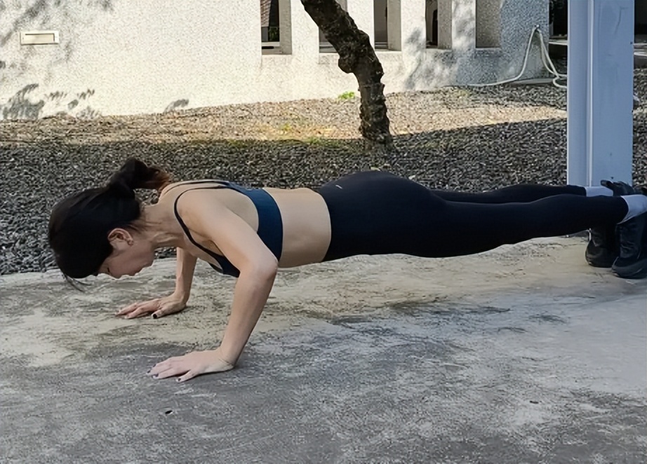 陈嘉桦带儿子回乡下，打扮朴素状态好，蹲地给父母剪指甲显孝顺