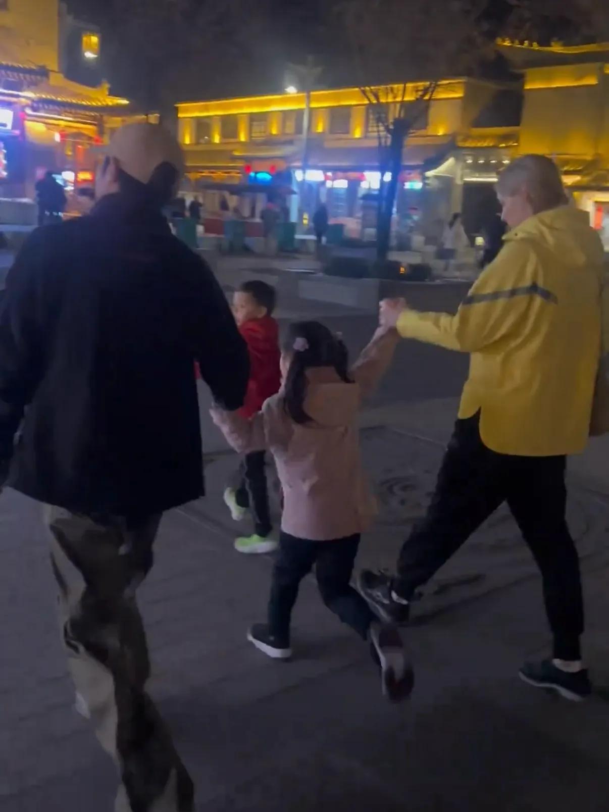 偶遇撒贝宁一家四口出游，和李白牵着女儿玩荡秋千，画面温馨有爱