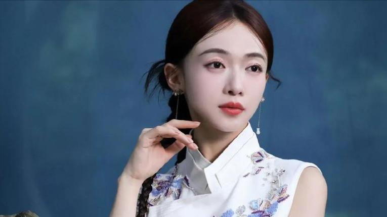 真人黑瘦干瘪,荧幕里却倾国倾城,这5位“上镜脸”女星反差好大