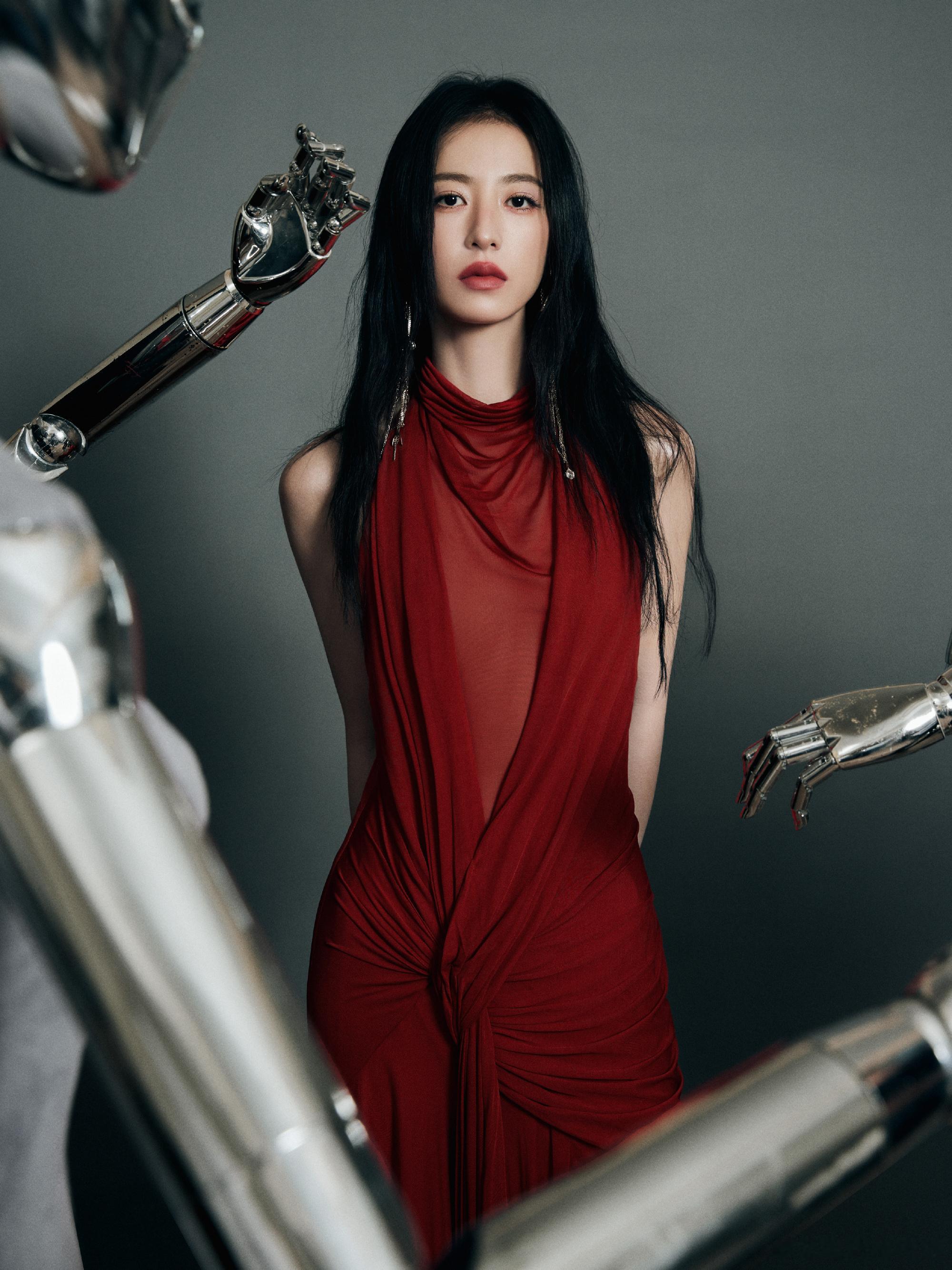 周雨彤 修身红裙 光洁美背