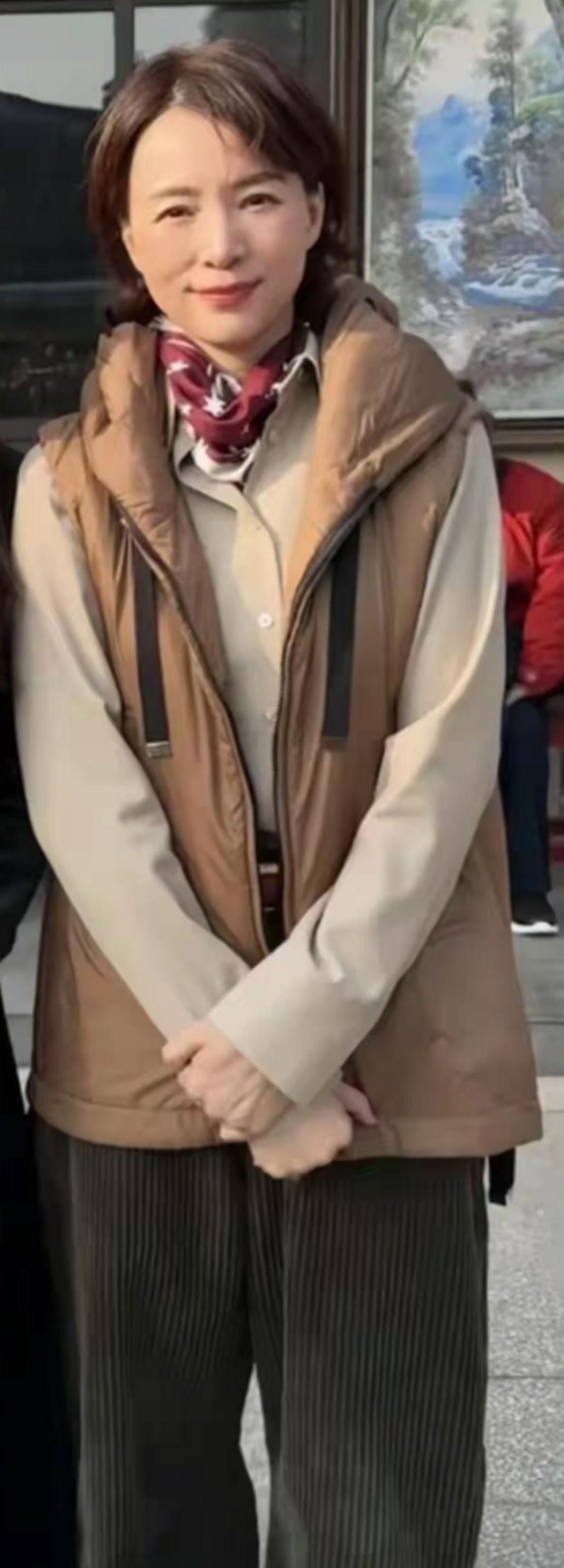 上海餐厅偶遇董卿，素颜坐窗边，一件白衬衫穿出50+女性最美样子