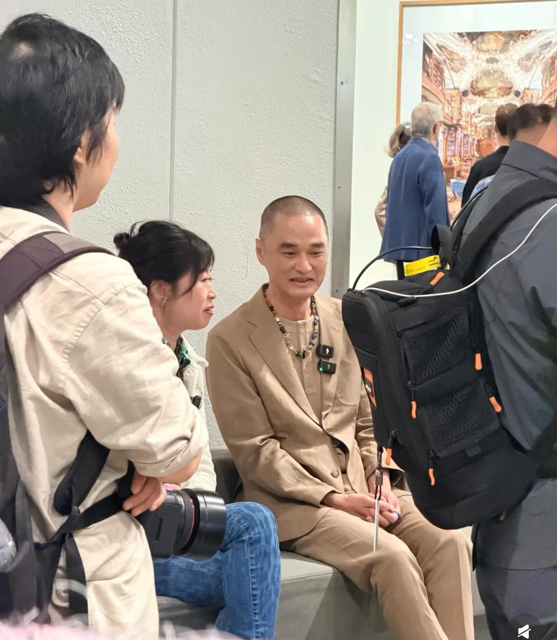 邓文迪戴黄金手镯看展，林志玲穿红裙漂亮，章泽天素颜很青春！