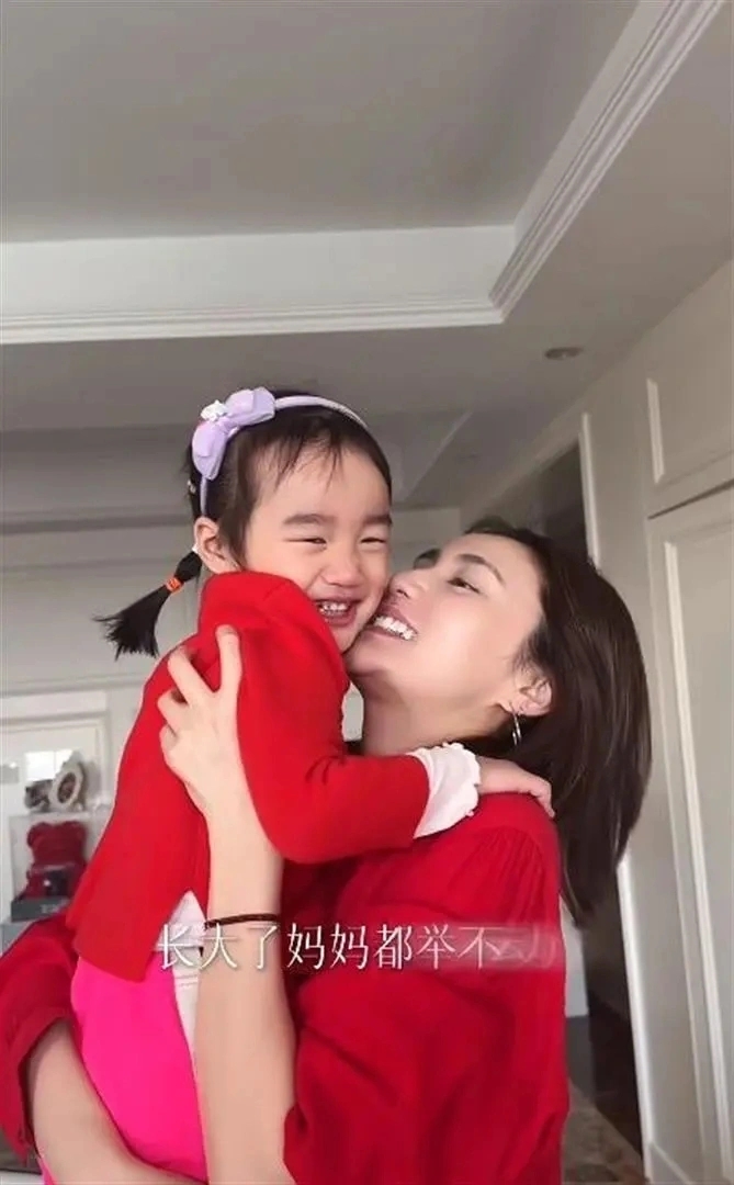 李亚鹏父女云南团聚!海哈金喜母女去他民宿度假,不复婚也很亲!