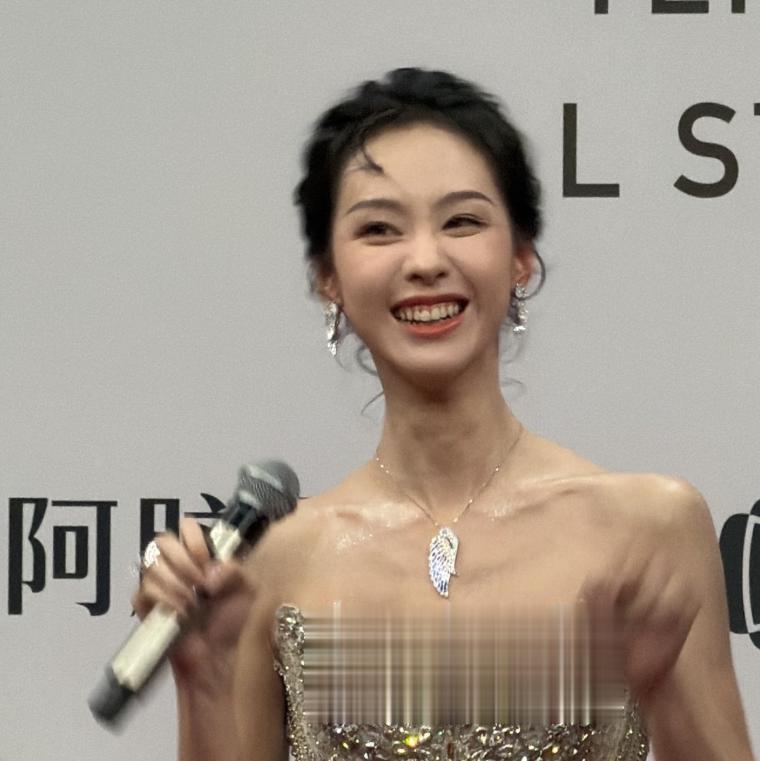 女明星的身材管理好厉害，陈都灵168cm仅90斤，肋骨清晰可见