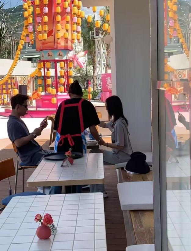 大年初三偶遇吴谨言夫妇,和洪尧穿拖鞋出门吃披萨,打扮都好朴素