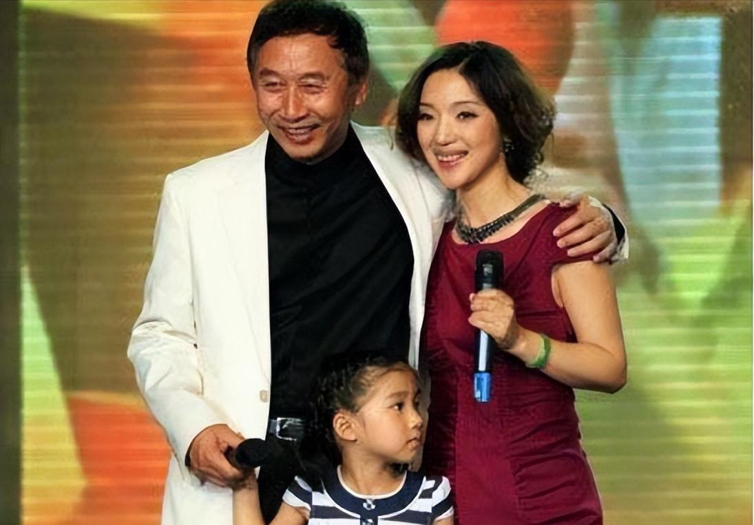 原来他们是两口子，相差20岁，丈夫是导演，为妻子量身定做女主角