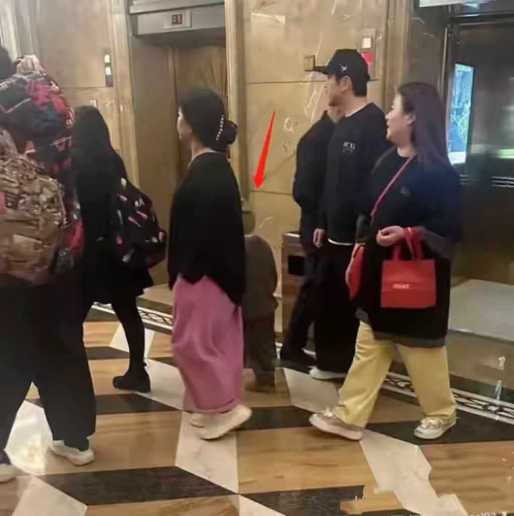沈腾大年初八在海南宴客，妻子王琦素颜出镜胖又圆，儿子已8岁了