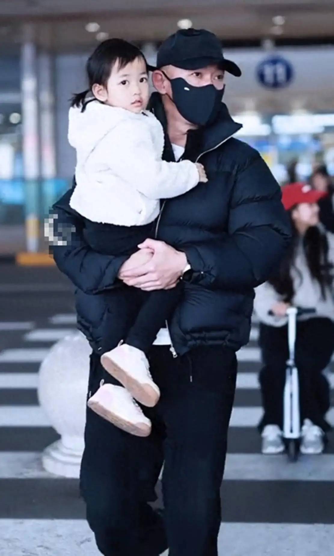 聂远首晒二胎女儿，单眼皮大眼睛萌又美像妈妈