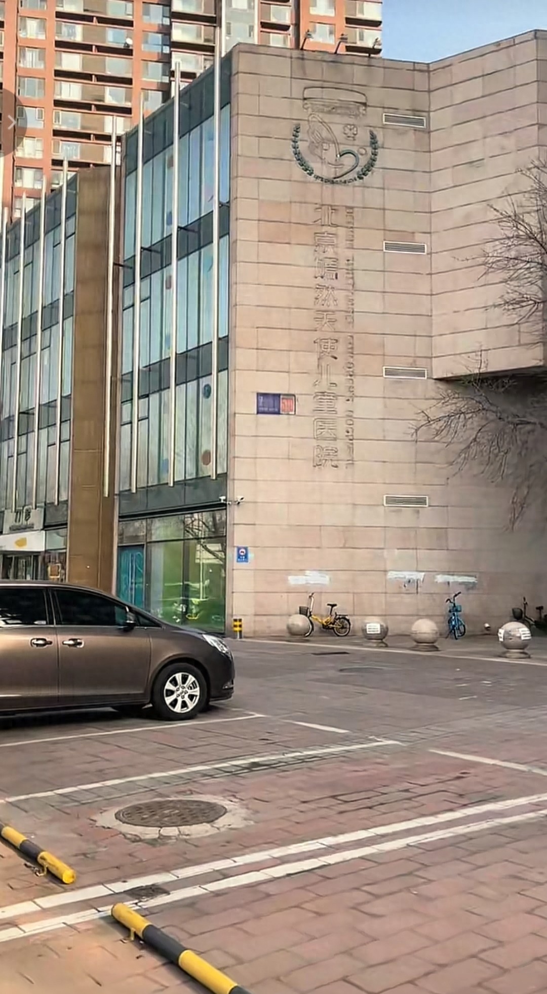 李亚鹏欠租后续！隔壁老板租金才2元一平，马未都为嫣然医院发声