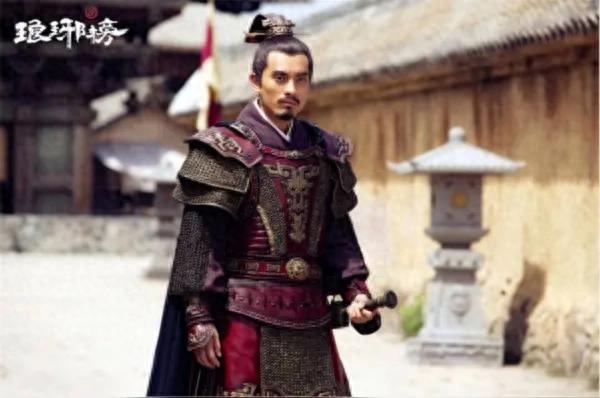 演员陈龙近照曝光！不到50岁牙齿东倒西歪，小10岁妻子仍貌美如花