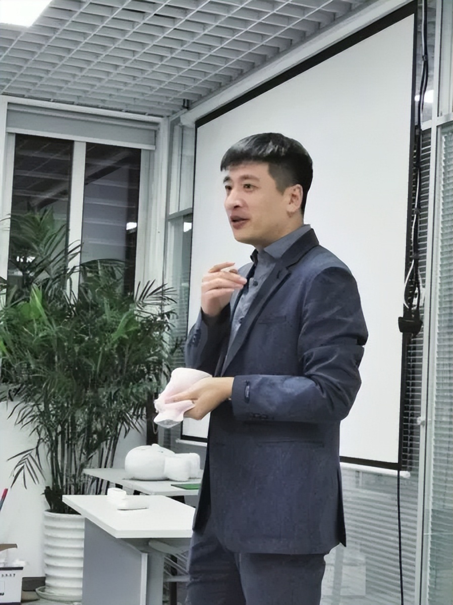 原来她是张雪峰妻子，90后历史学博士?，被传离婚后却一起上节目
