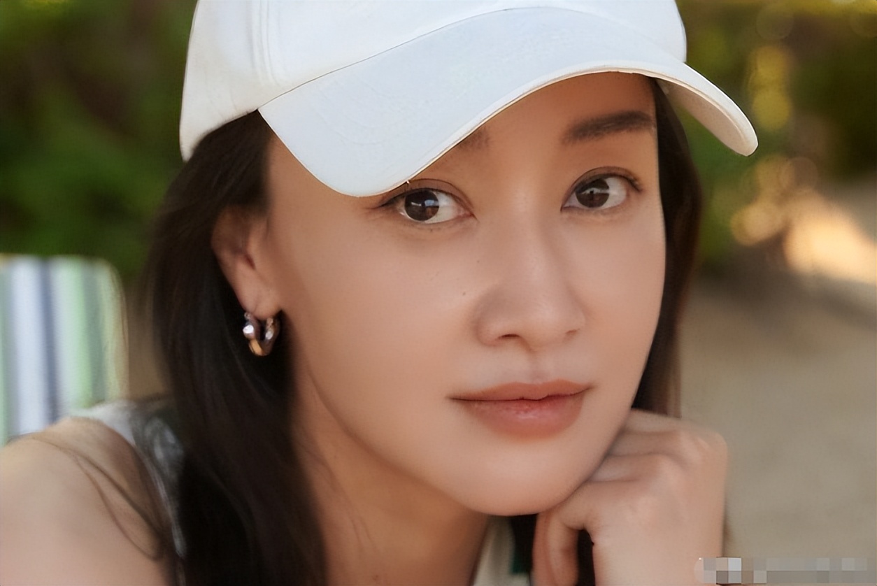 不装了？被传是陈坤儿子生母、49岁的赵子琪，如今已走上另一条路