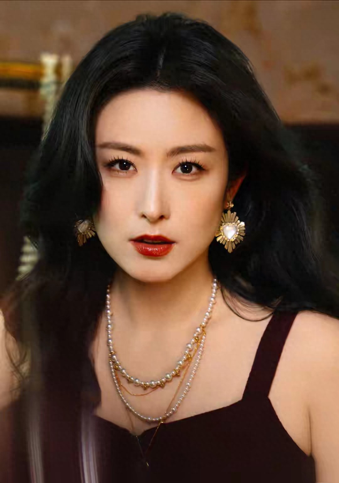 徐百慧红丝绒裙配黑丝袜!