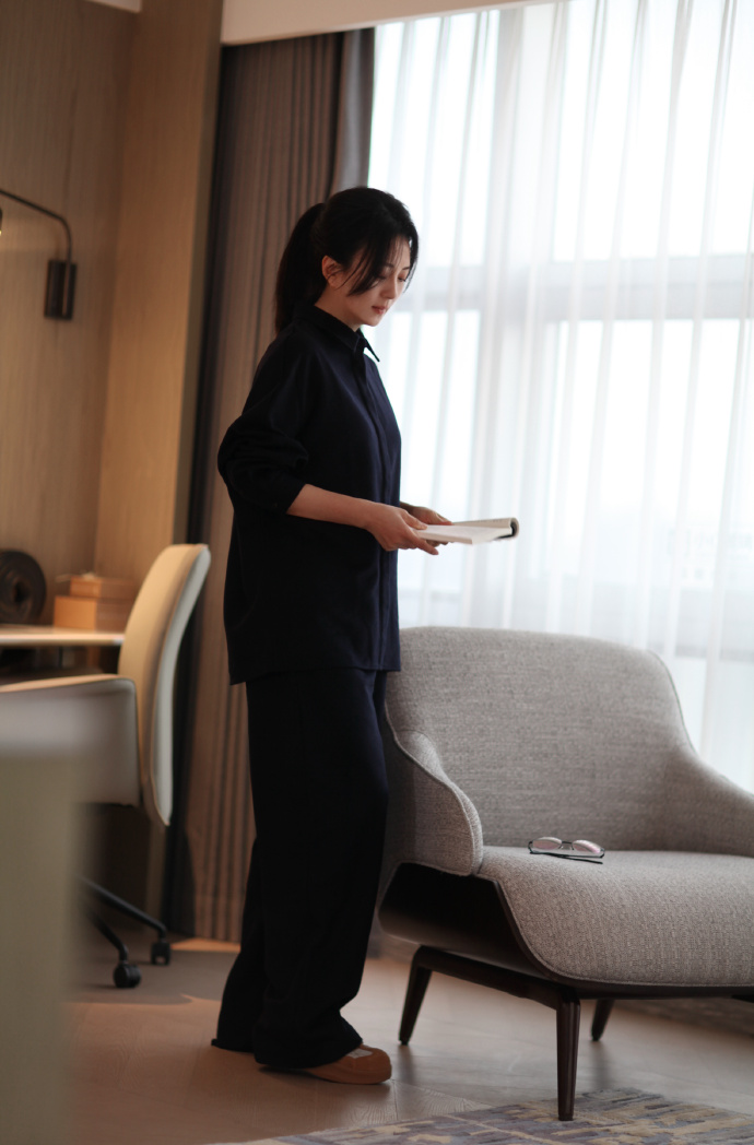 杨童舒扎着高马尾戴着眼镜,知性优雅,好美的妈咪