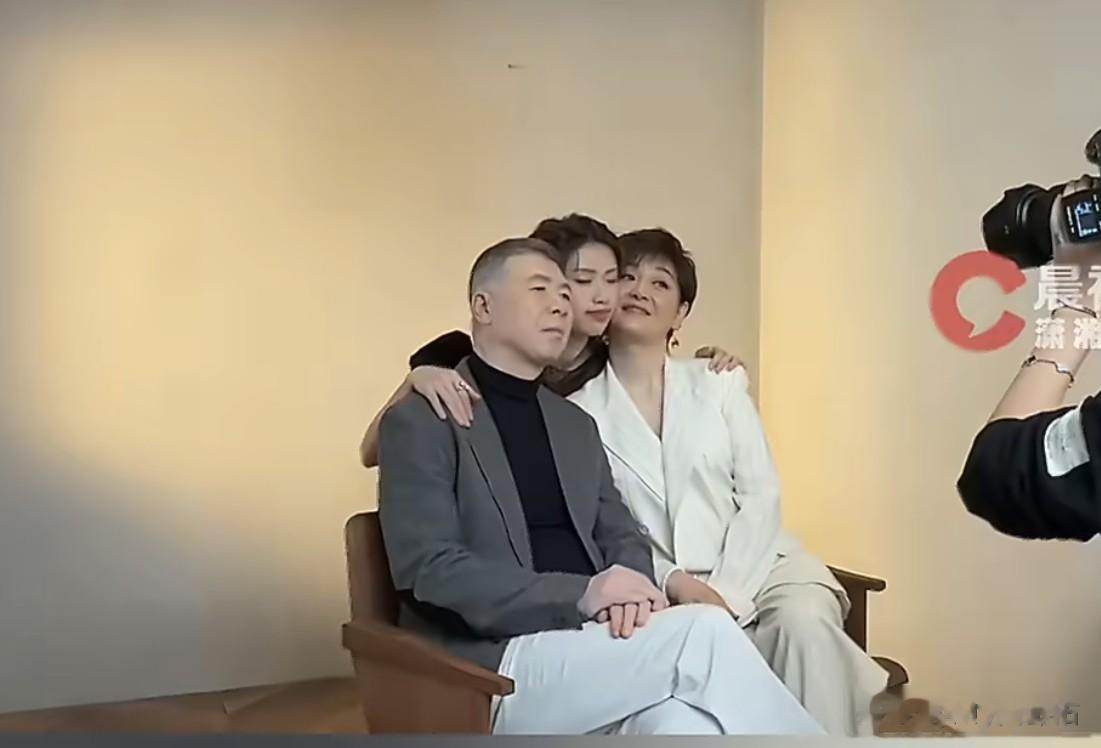 徐朵晒全家福实锤进圈！神似王楚然，长相却撞脸冯小刚引猜测