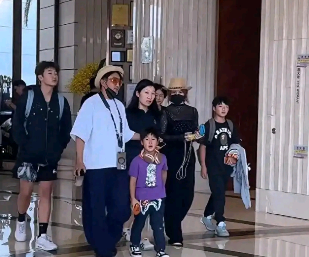 邹市明一家三亚度假，瘦死的骆驼比马大，冉莹颖身材臃肿衣品差劲