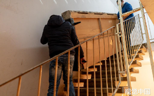 邻居蹭我水电5个月还泼我老母亲一身脏水，施工队砸开承重墙后，他母亲惊呆了