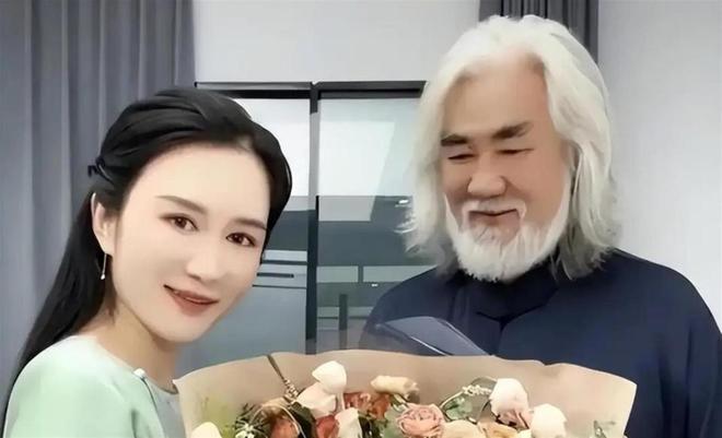 75岁张纪中剃胡子染黑发，小31岁娇妻说更爱了，网友：我酸了
