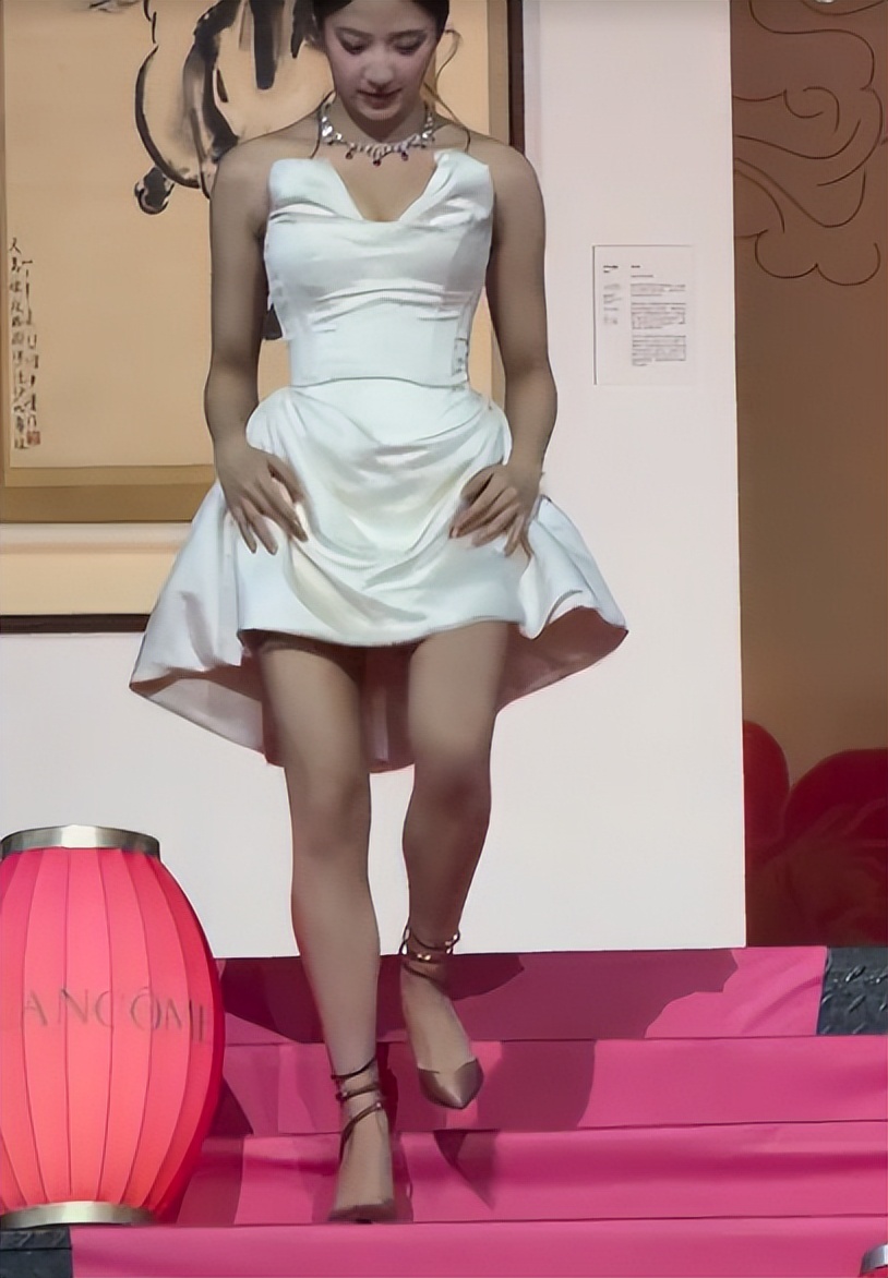 成都这一夜，王玉雯真空，佘诗曼穿深V，却被虎背熊腰的小咖抢镜