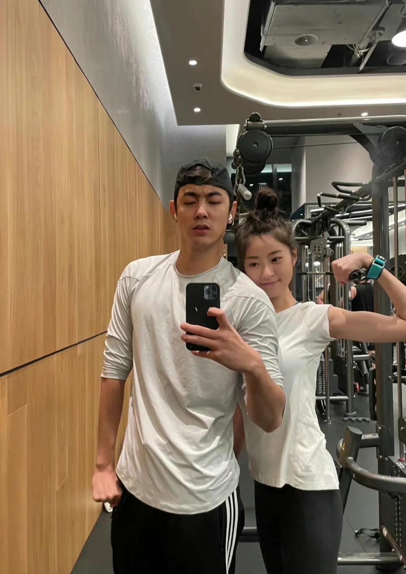 纪凌尘与韩国女友泰国度假，两人相恋5年女方身材好又白又美！