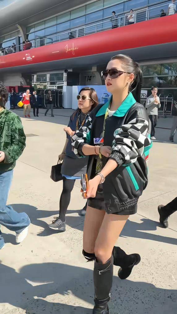 关晓彤现身F1大赛，机车服搭配长筒靴，戴墨镜扎高马尾气场全开