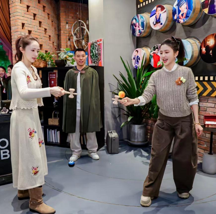 佟丽娅陈思诚合体为儿子庆生，董璇母女惊喜现身，10岁朵朵像爸爸