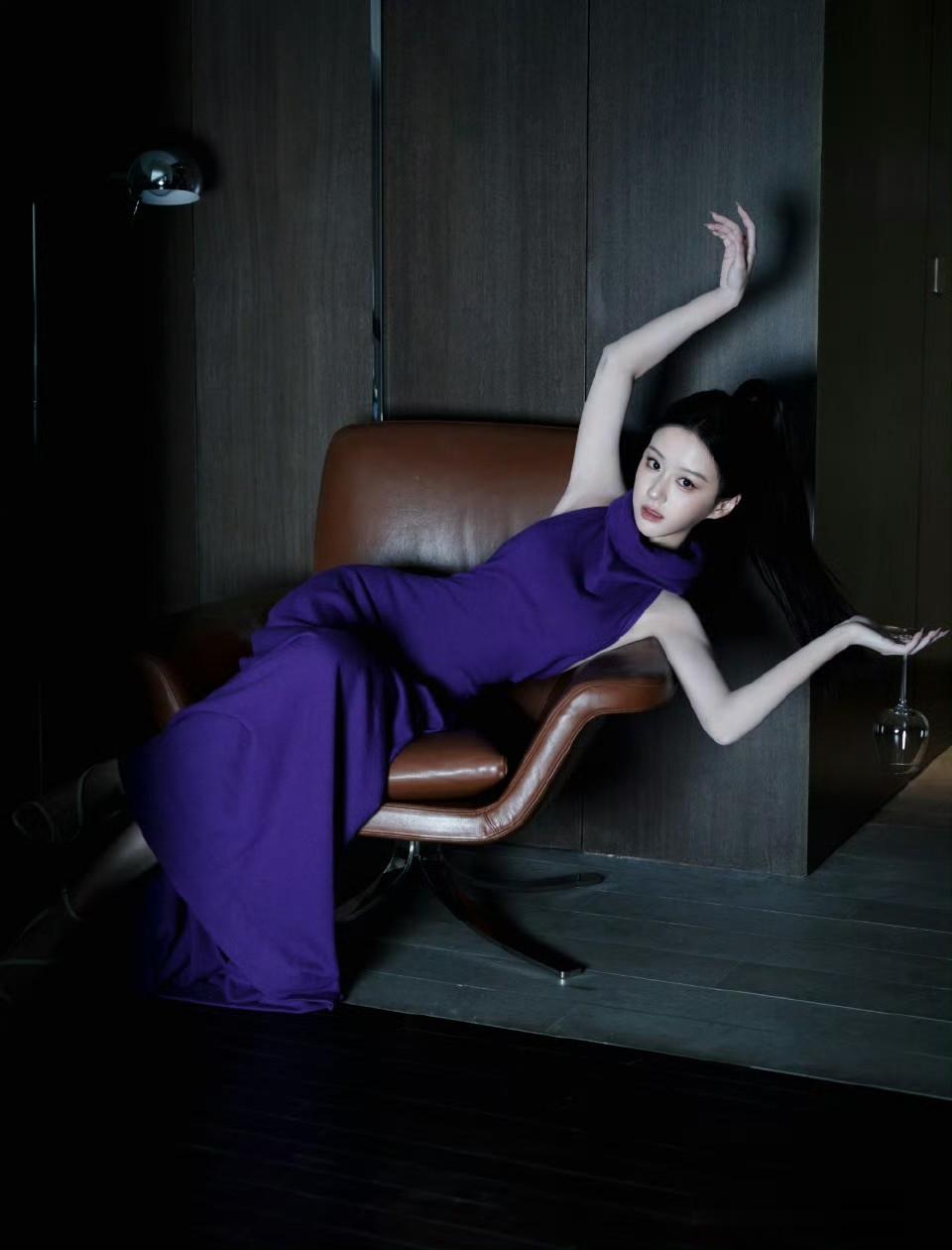 包上恩，高马尾紫色露背裙穿搭，又甜美又优雅。