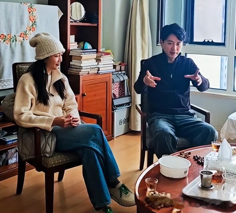 王鸥王仁君拜访曹翠芬，81岁没子女住北京，女演员跷二郎腿引热议