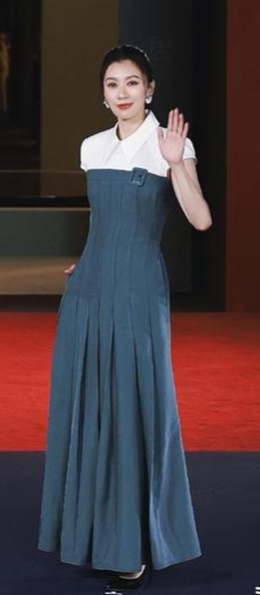 贾静雯助阵城士非遗，蓝白职场风长裙，尽显东方女性韵味