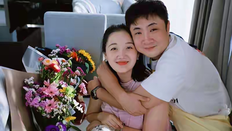 乔杉一家泰国过春节,妻子戴黄金玉镯贵气,三胎5个月儿子胖又白