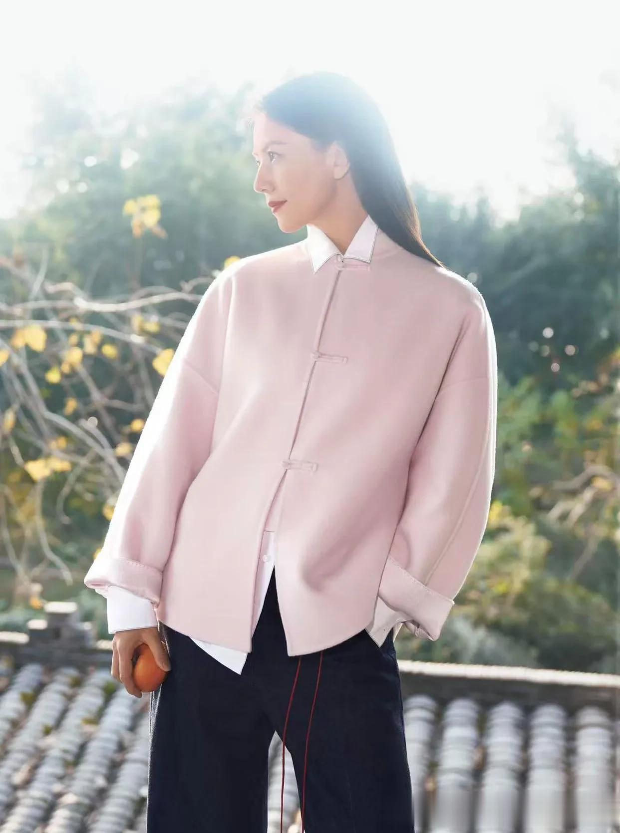 高圆圆的气质不一般！穿白衬衫+新中式外套+牛仔裤，高级又减龄！