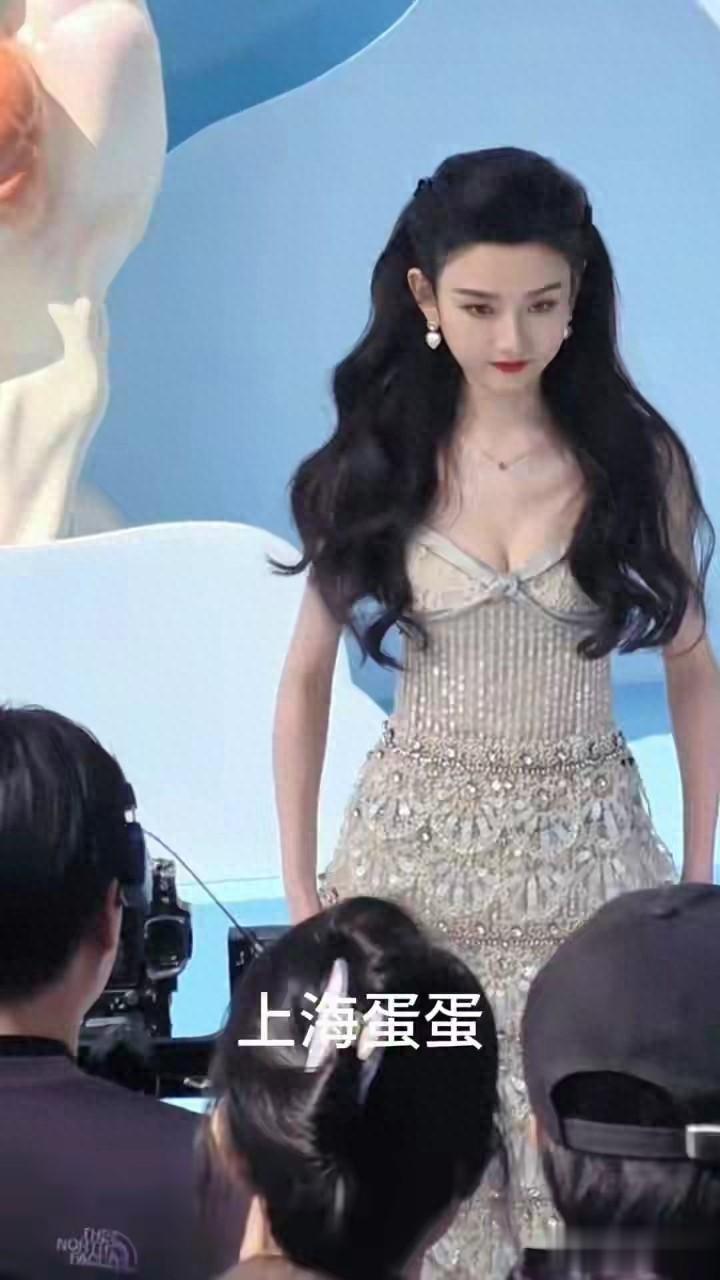 宋祖儿也开始走性感路线了