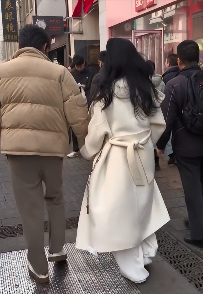 57岁伊能静在沈阳逛街,大衣吊牌没剪,网友:真人比春晚上老20岁