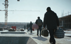 我给老家捐20盏路灯，村长却虚报价格索贿34万，我直接不捐后，他急了