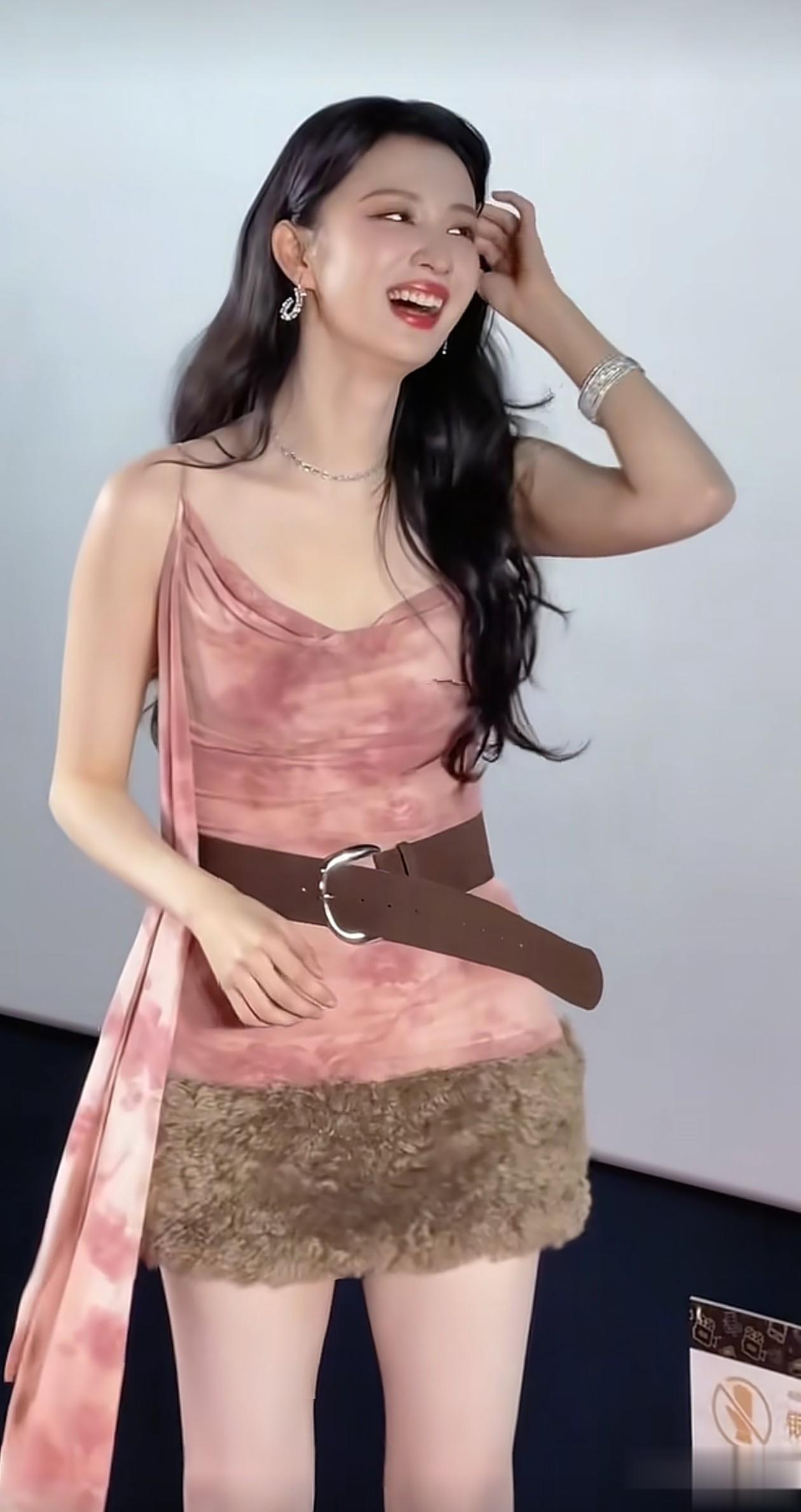 27岁王楚然剧宣穿搭：大波浪+收腰裙，尽显大长腿，美得像小姑娘