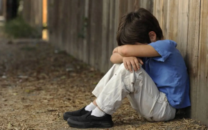 把房子让给哥嫂住，还给了五十万拜托他们照顾孩子，回来发现儿子被赶去睡狗窝……