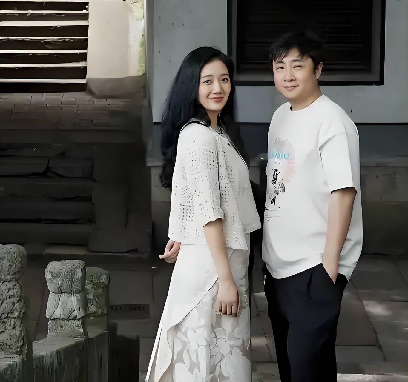 乔杉一家泰国过春节,妻子戴黄金玉镯贵气,三胎5个月儿子胖又白