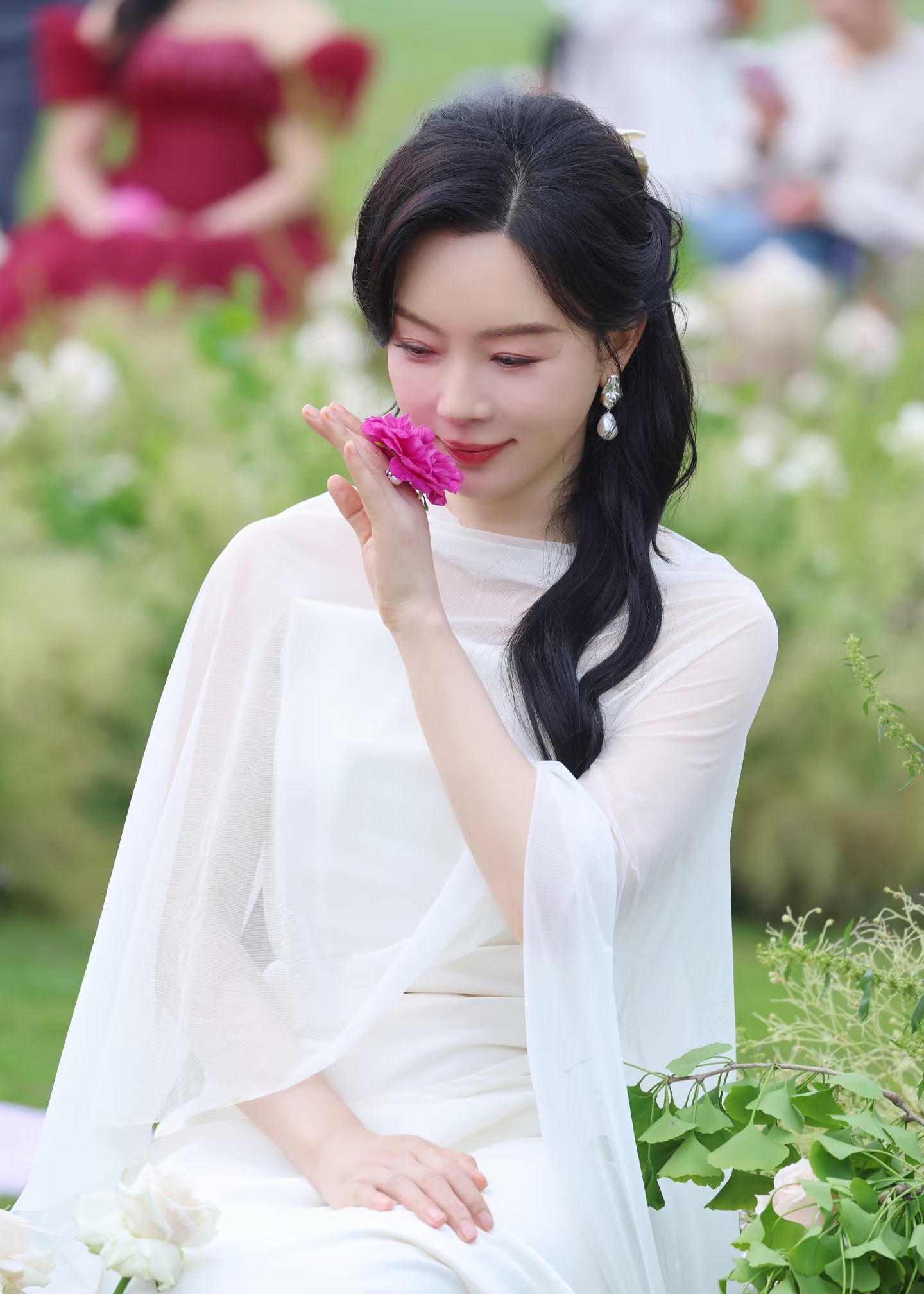 陈数亮相玫瑰谷活动，白色纱裙造型，长发温婉，尽显优雅知性美