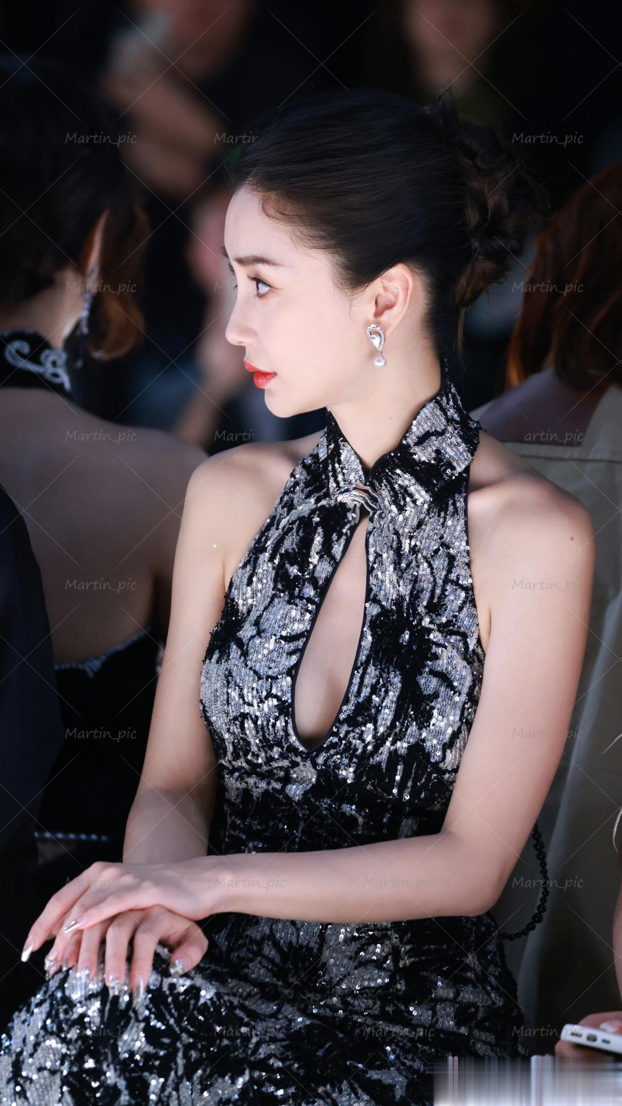 杨颖新中式旗袍压轴现身上海时装周,一出场直接把复古贵气感拉满