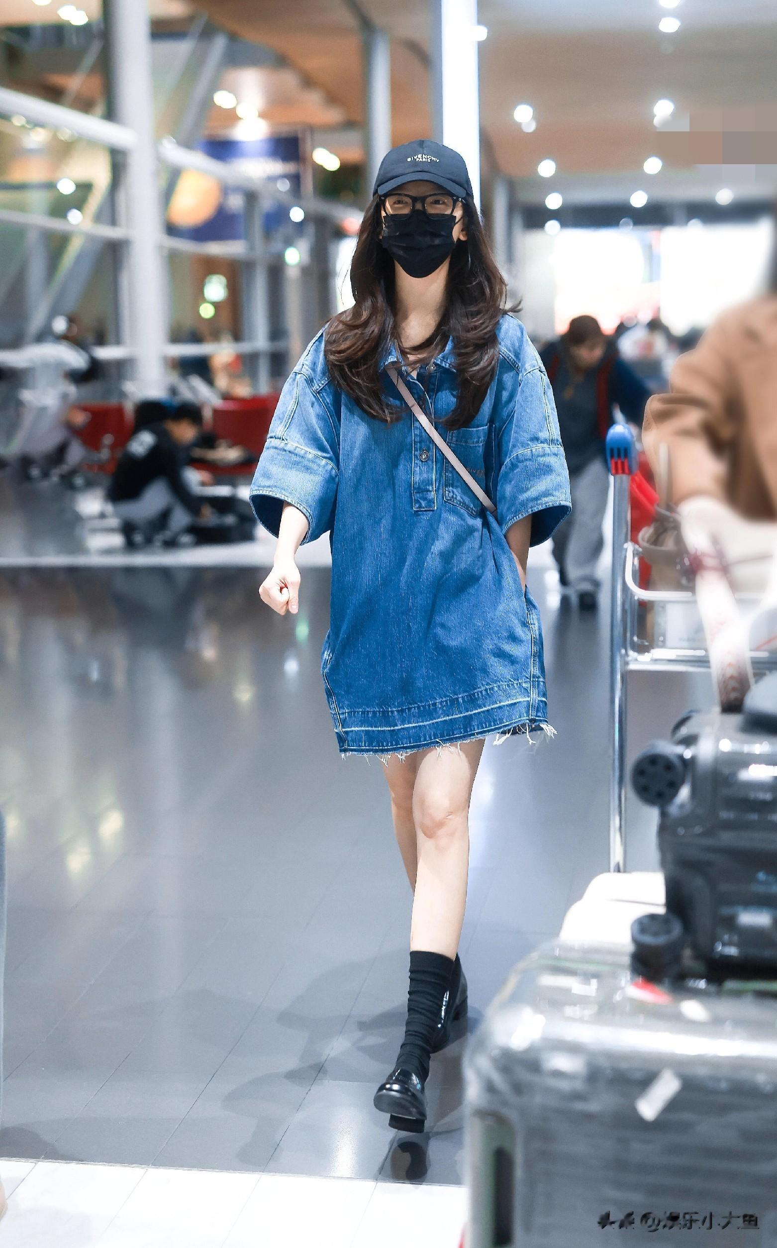 章若楠出发巴黎时装周，宽松的上衣搭配波浪发，大长腿又白又嫩