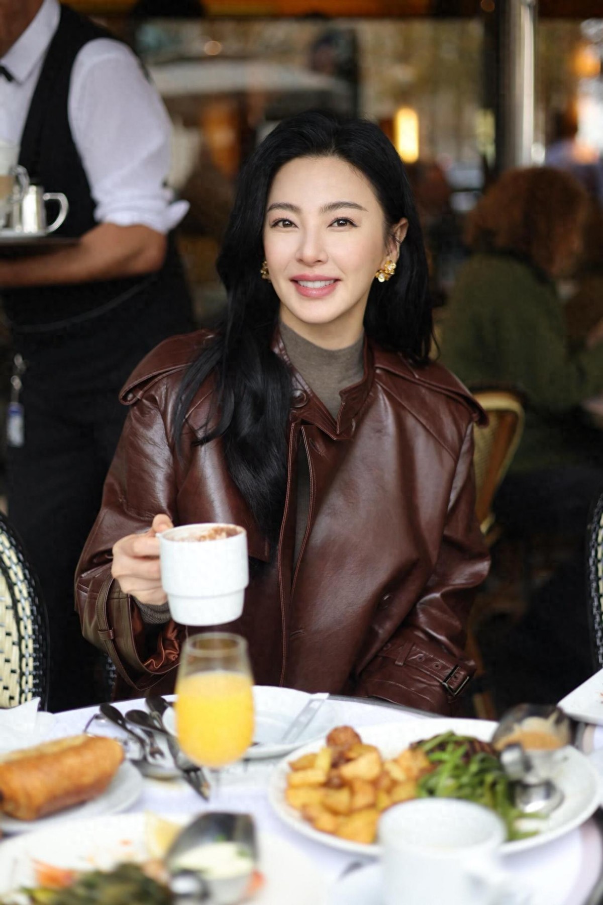 38岁张雨绮喝下午茶带火美拉德新穿法：皮衣+打底衫，显贵又洋气