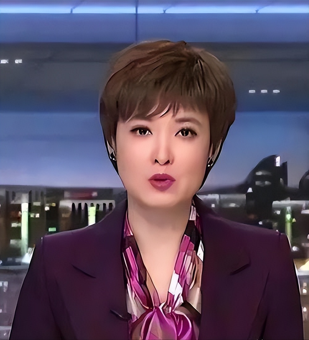 爷奶都是导演，父亲是央视摄影，因“意外”进央视，现仍是台柱子