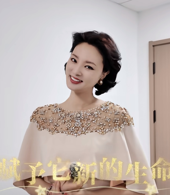 刘芳菲分享春晚礼服裸色钉珠披肩裙配复古卷发优雅大气尽显东方美