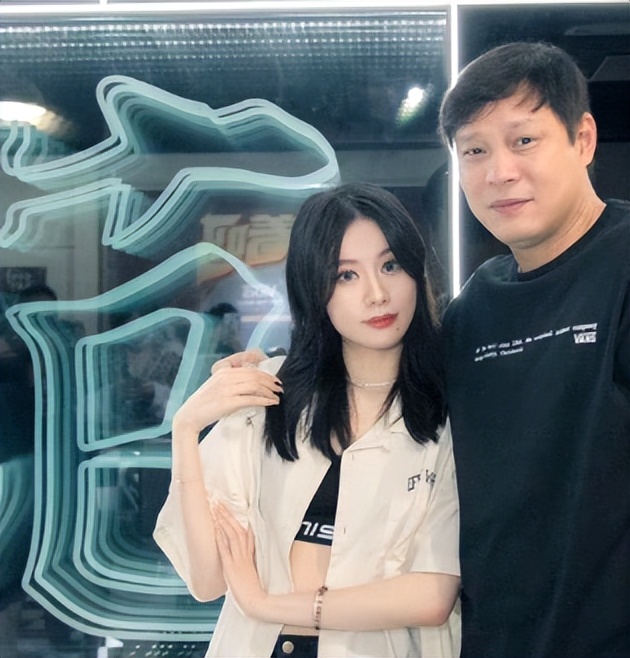 恩爱15年难敌岁月残酷!56岁范志毅身形佝偻,39岁张梦瑾娇美如花