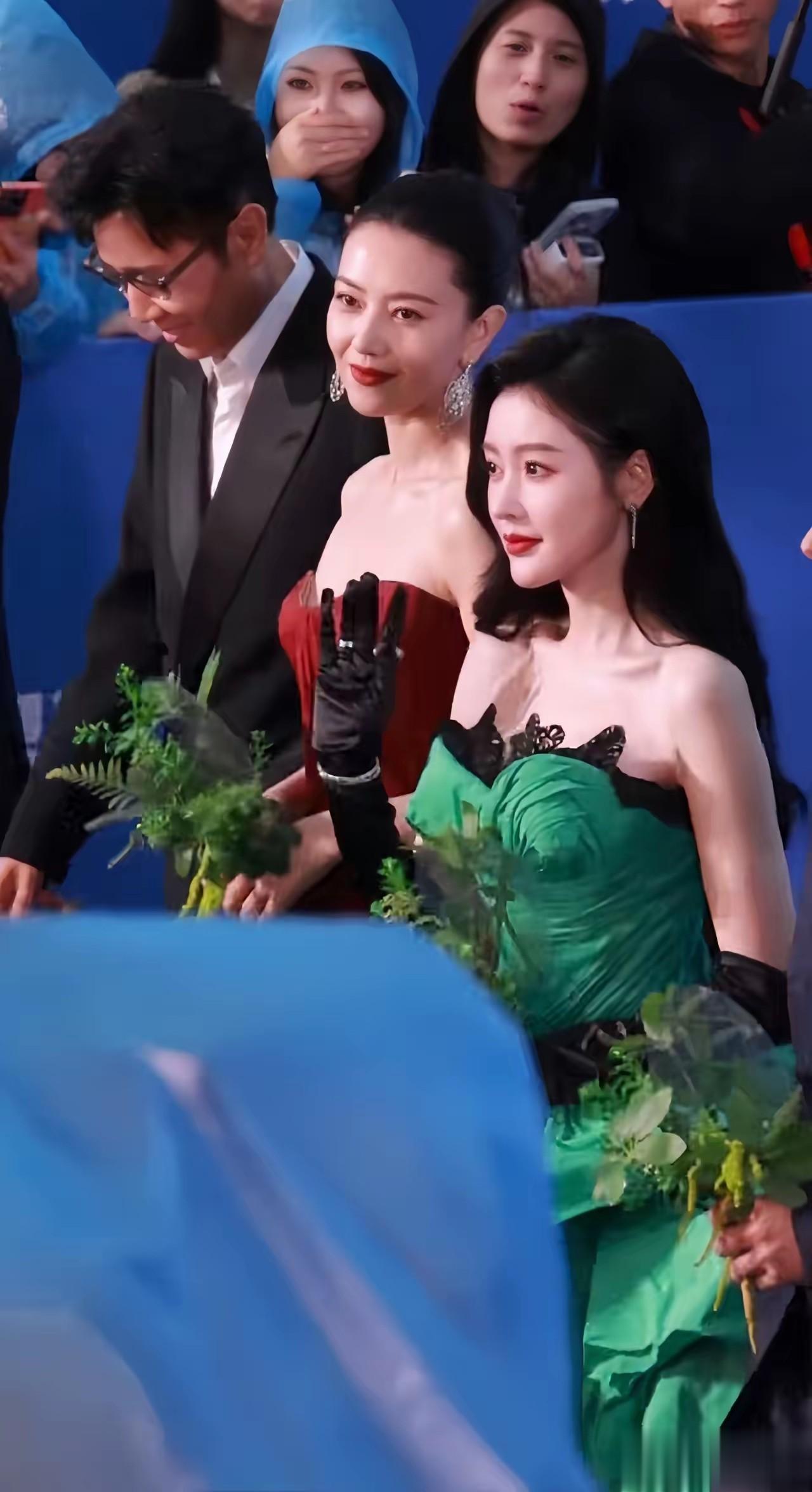 红绿撞色天花板！高圆圆张天爱同框美到挪不开眼