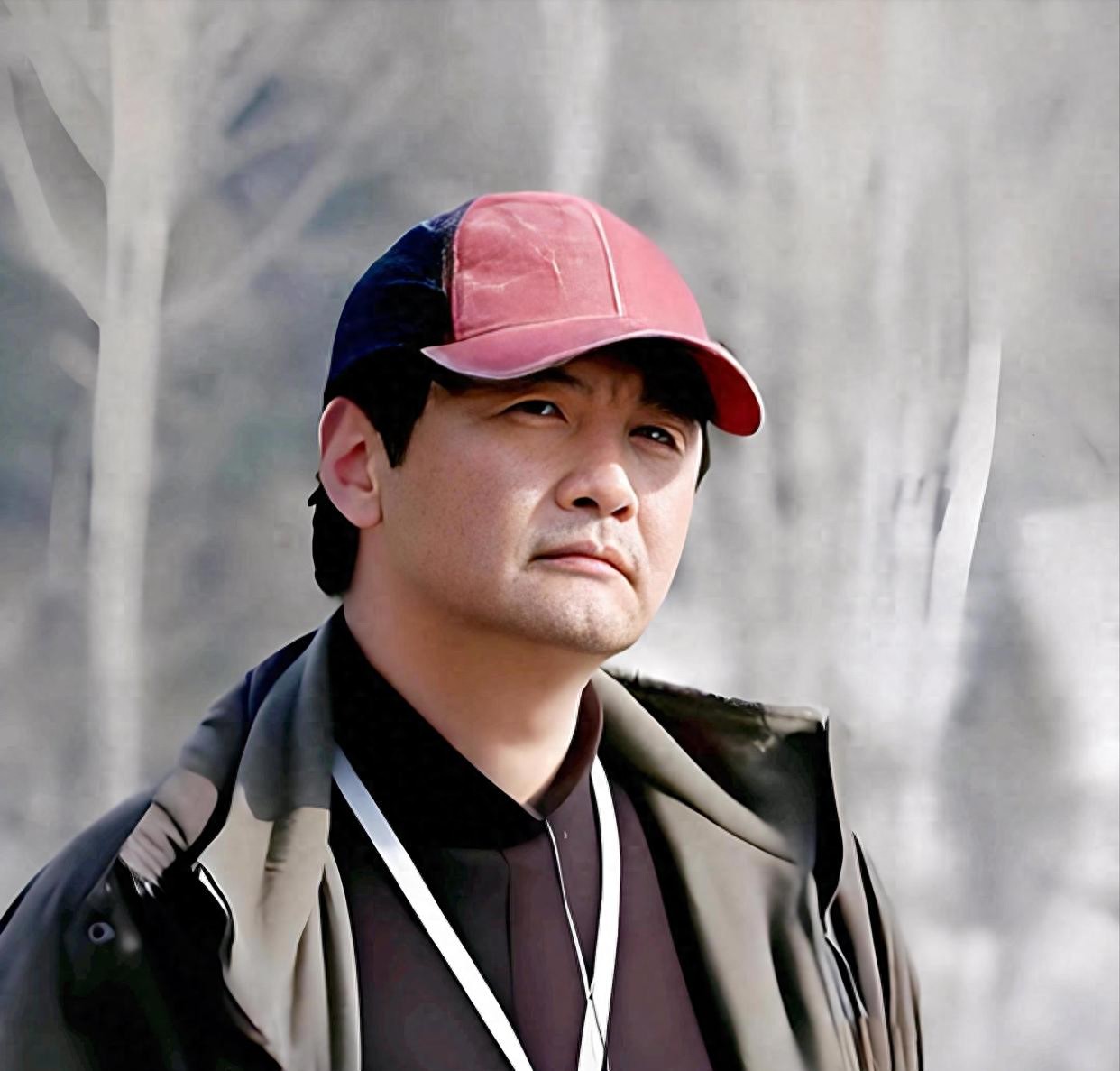 父亲是“中国影坛泰斗”、母亲是知名演员，他却在53岁时客死异乡
