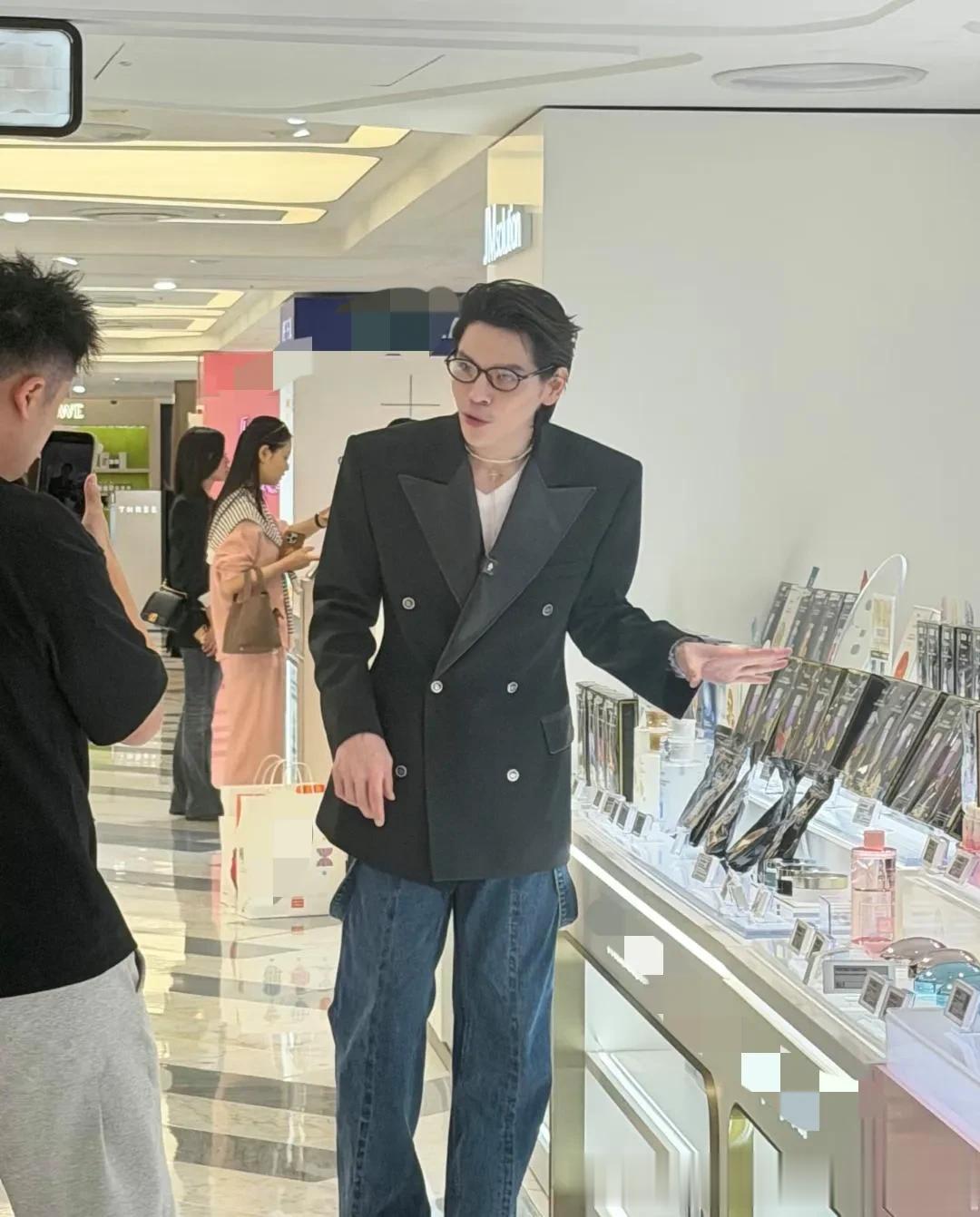 42岁向佐在韩国免税店购物被偶遇，他的穿衣打扮时尚有型
